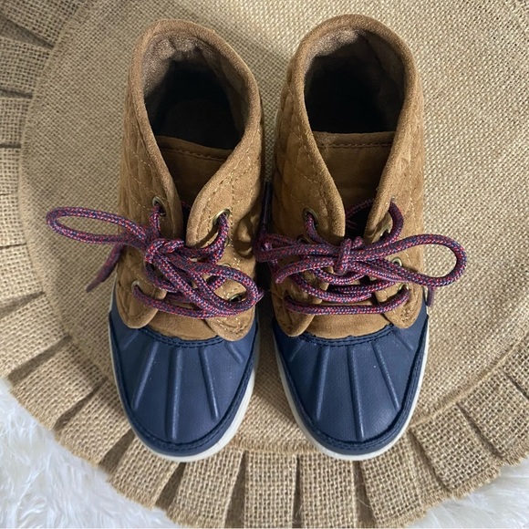 OshKosh B’gosh Boys Tarin Ankle Boots with durable traction and Duck Toe Size 1 - Picture 6 of 11